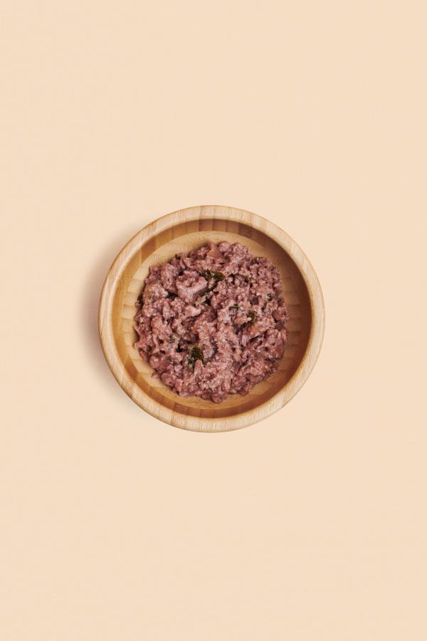 Contenuto cibo umido per gatti con carne di pollame